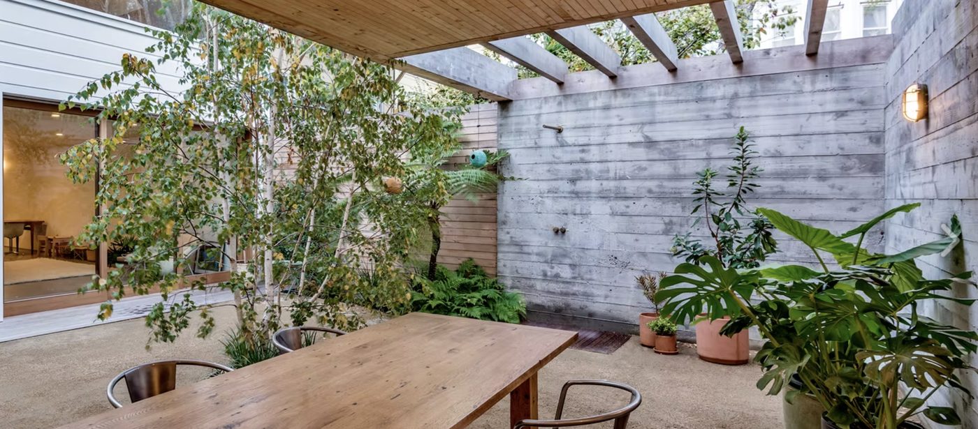 Indoor / outdoor courtyard